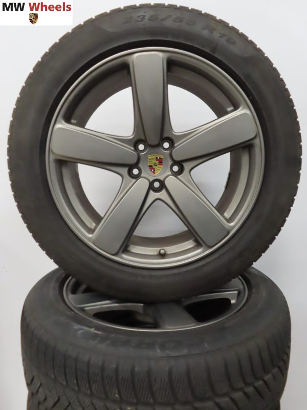 Originele Porsche 19 inch velgen Macan Classic met Pirelli winterbanden